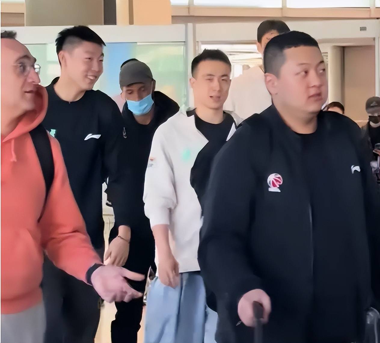包含瓦朗谢纳球迷热情迎接主场比赛的词条