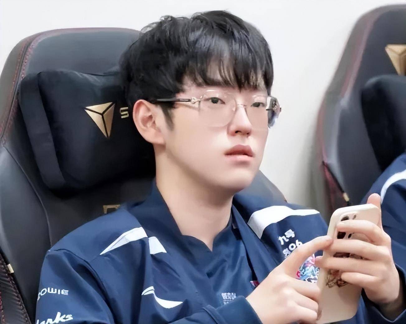 包含RNG血洗EDG，Scout极限生还后反打峡谷大战全球总决赛，锁定晋级资格的词条