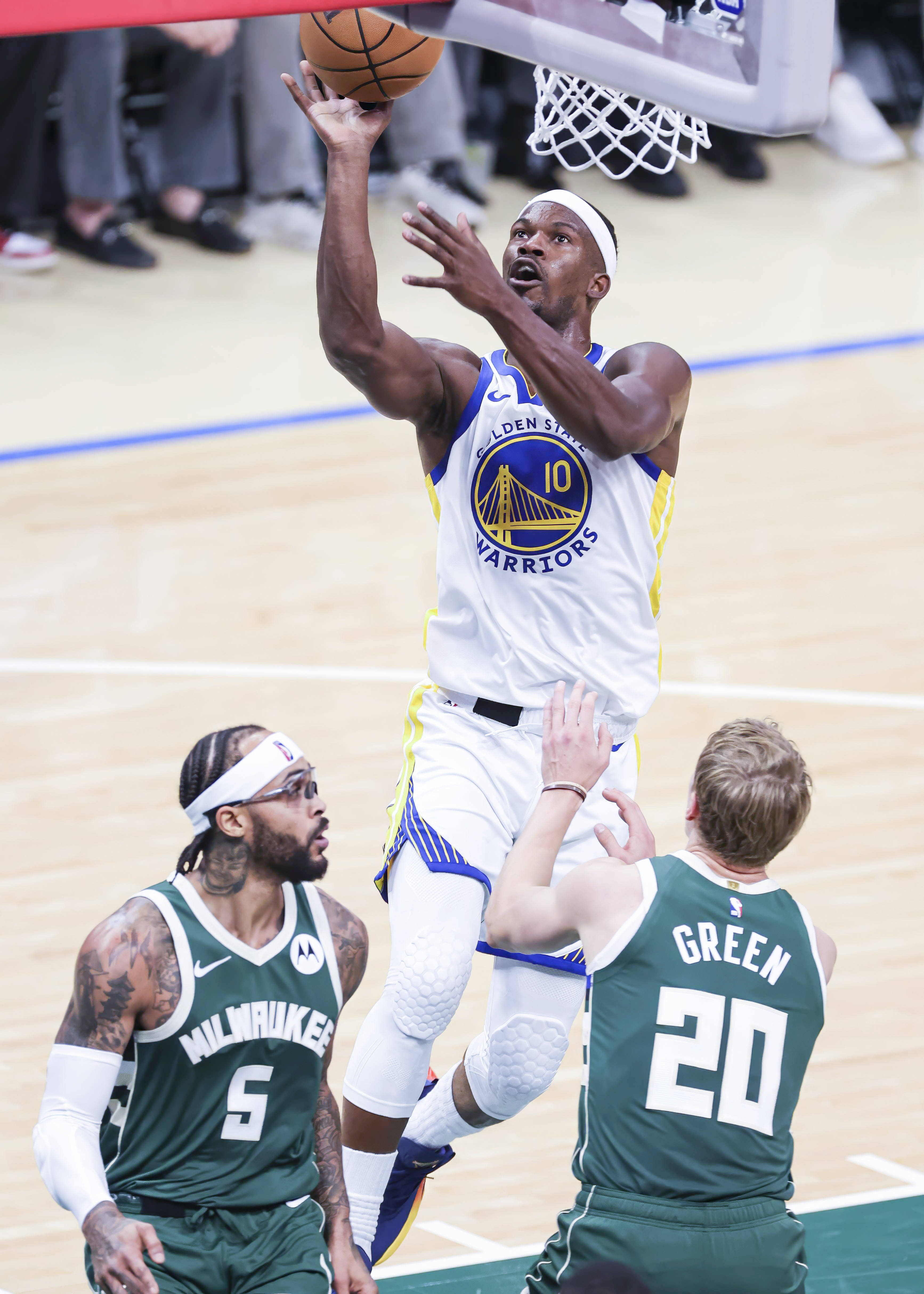 猛龙翻盘雄鹿，詹姆斯统治全场